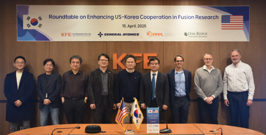 오영국(왼쪽 여섯번째) 한국핵융합에너지연구원장은 15일 대전 본원에서 미국 핵융합 연구 책임자들과 '한미 핵융합 연구 협력 전문가 회의'를 가졌다. 핵융합연 제공